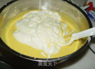 鸡蛋打入盆中，加入白砂糖。
