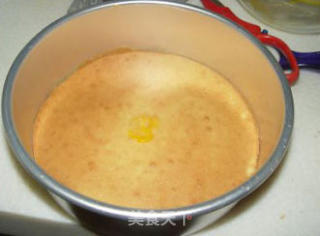 鸡蛋打入盆中，加入白砂糖。