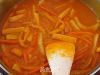 胡萝卜洋葱白菜切丝，用少许油翻炒一下，滴一点白醋，保留色泽和维生素