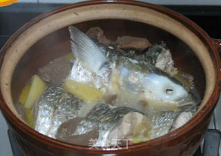 乌头鱼洗净（超市买的会帮忙处理鱼肚的脏物和鱼鳞），切小块。