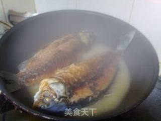 鲫鱼两条，收拾干净，每条鱼的两面各抹上盐，每一面抹的量就一般家里调味罐里的小勺一勺差不多了，腌制15分钟。