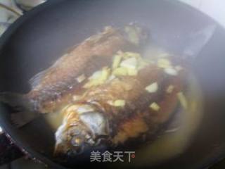 鲫鱼两条，收拾干净，每条鱼的两面各抹上盐，每一面抹的量就一般家里调味罐里的小勺一勺差不多了，腌制15分钟。