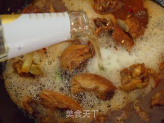冷水放入鸭块，葱姜片各两个，烧开，不要盖锅盖。